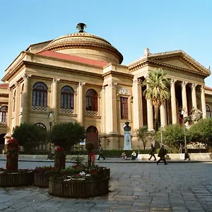 garibaldi-rooms-29-piazza-marina-a-palermo-in-pieno-centro.sicilyhotelsitaly.net/