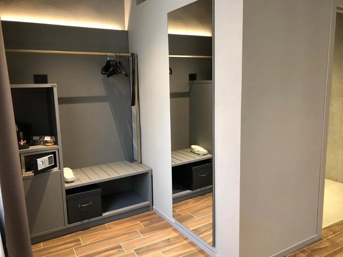 Materiaprima Camere-Rooms Mantova 0*,  Italia
